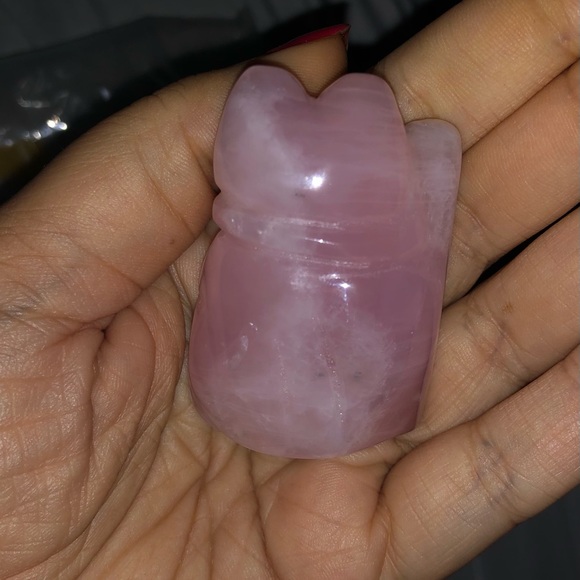 Beautiful Rose Quartz Carved Lucky Cat - Picture 2 of 2